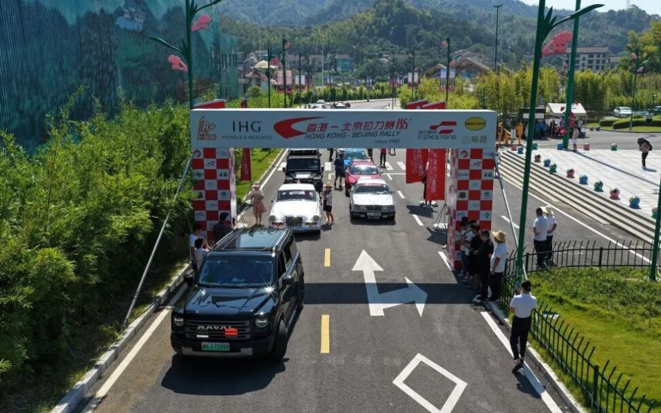 组委会领导, 出时空交错